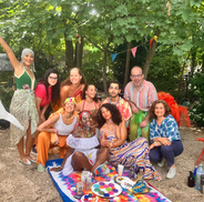 groupe d'amis avec peintures corporelles colorées 